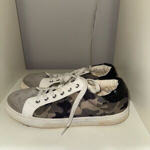 Stylish camo print sneakers for women